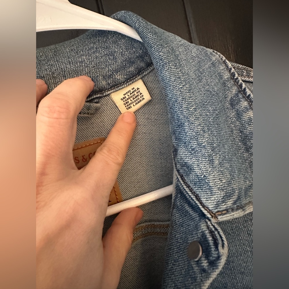 Levi's Classic Denim Trucker Jacket, light wash, size XL - Picture 3 of 9